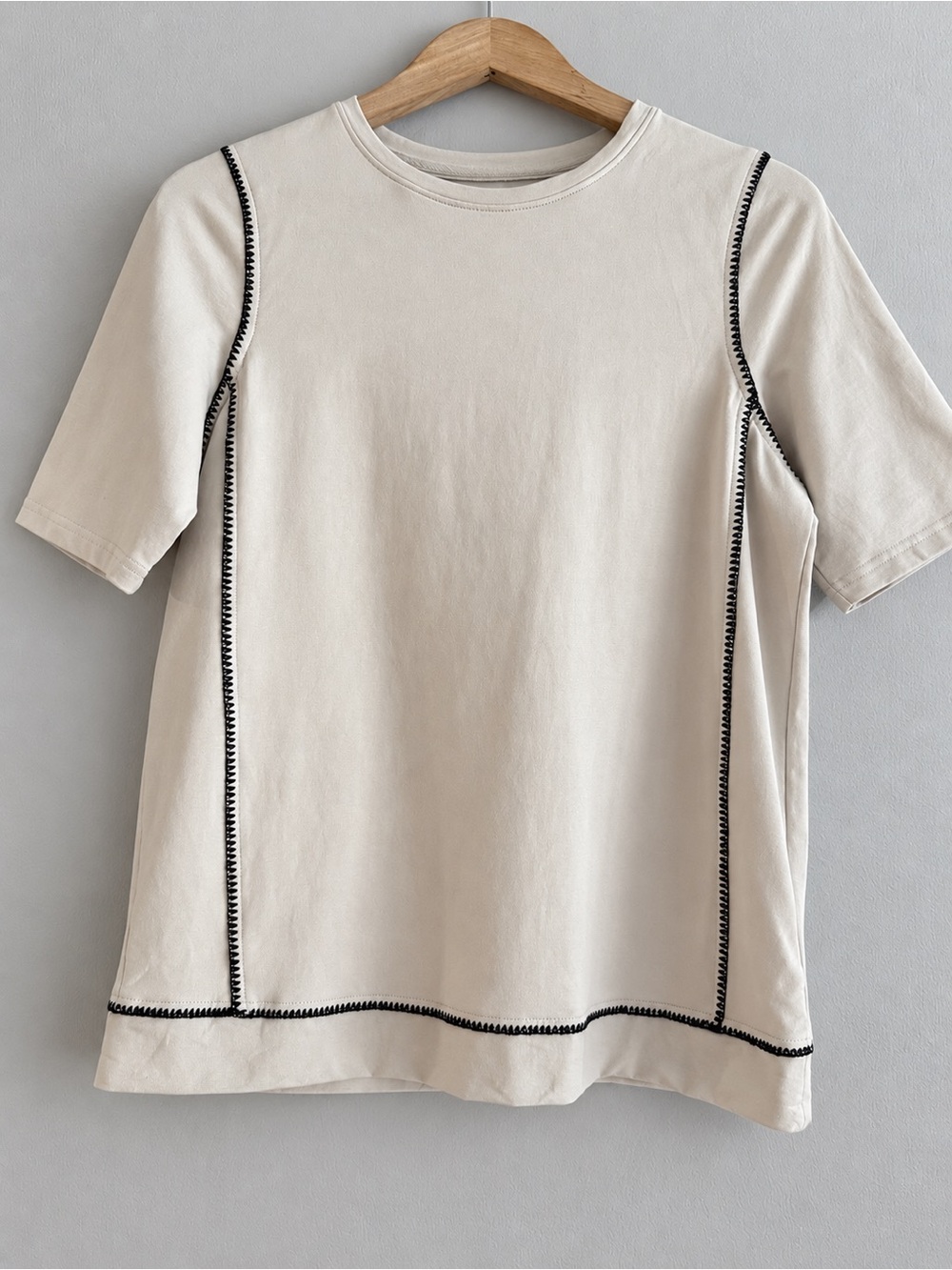 d&co. Active Women’s Medium Cream Top Black Contrast Stitch Short Sleeve Cotton